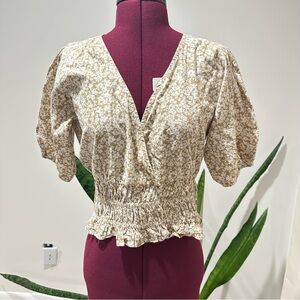 NWT Chic Floral cropped Blouse with Puff Sleeves size medium